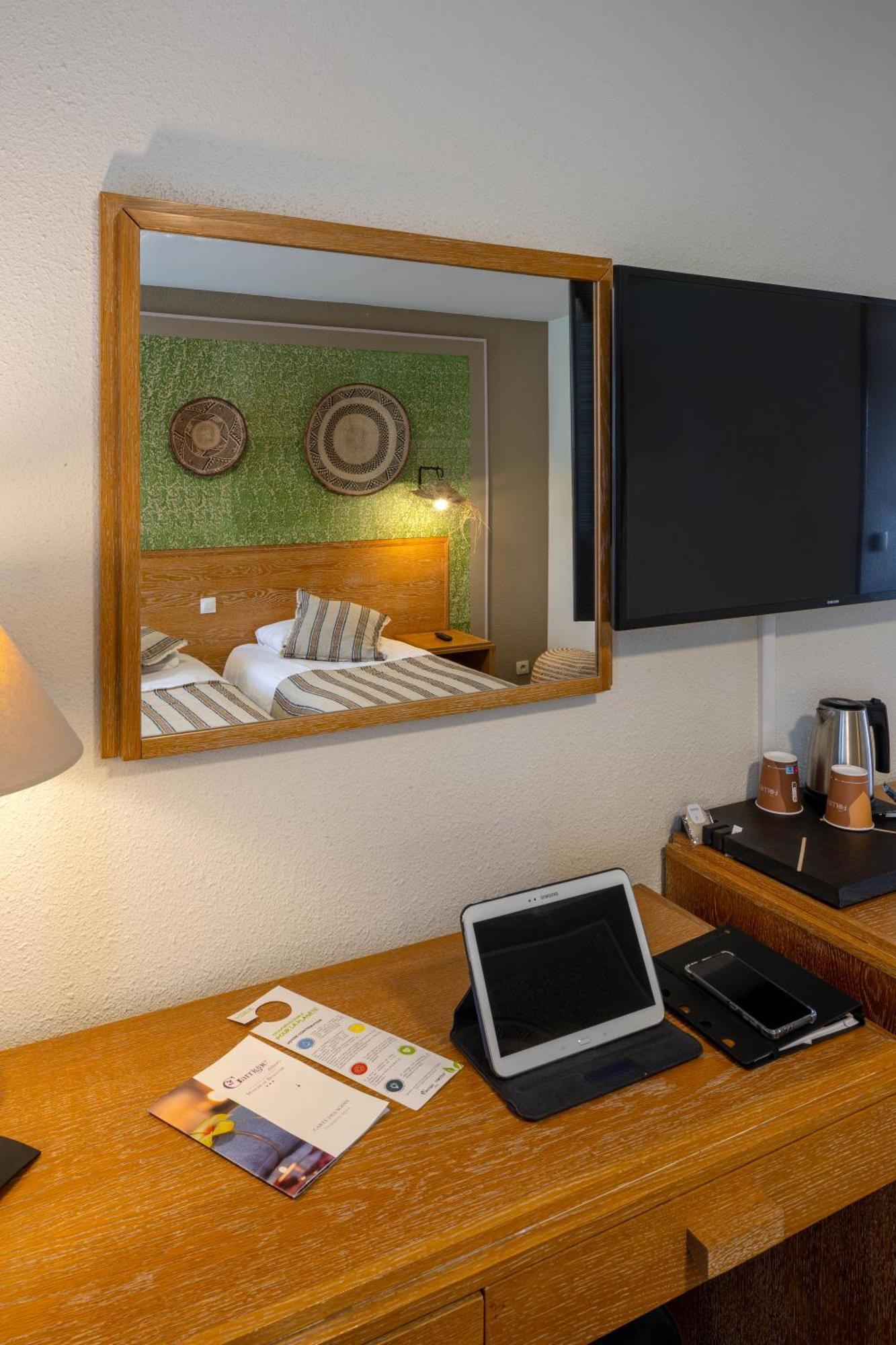 Hotel Garrigae Manoir De Beauvoir Poitiers Sud - &